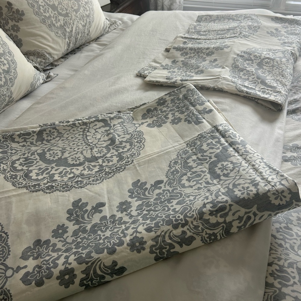 pottery barn  duvet  Lucianna medallion